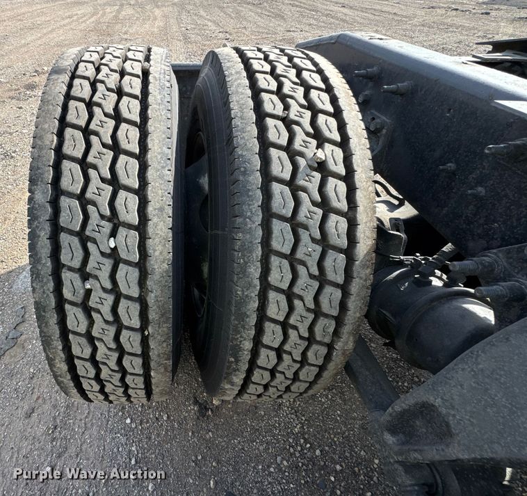 image for item YA1041 2019 International LT625 semi truck