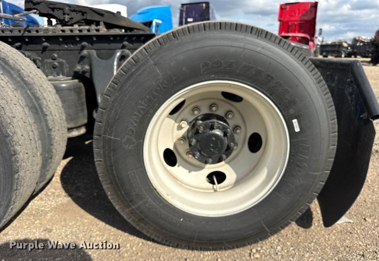 image for item YA1041 2019 International LT625 semi truck