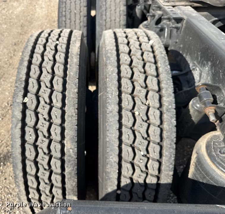 image for item YA1041 2019 International LT625 semi truck