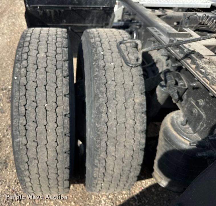 image for item YA1041 2019 International LT625 semi truck