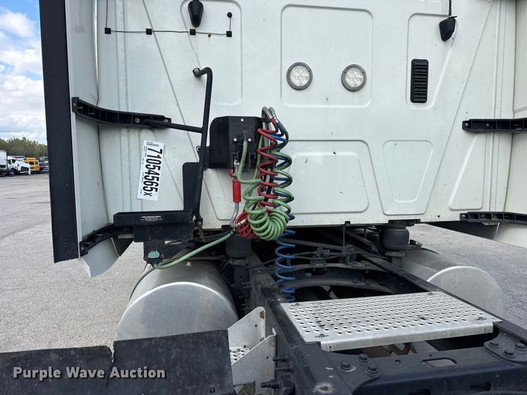 image for item YA1042 2020 International LT625 semi truck