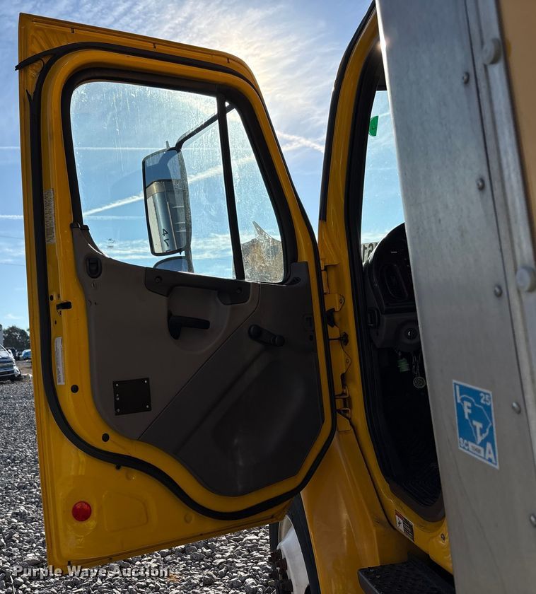 image for item YA1045 2018 Freightliner Business Class M2 box truck