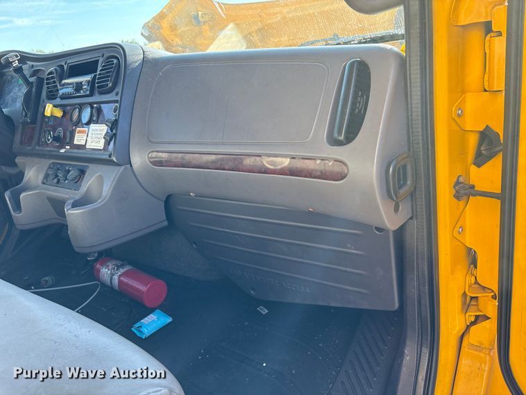 image for item YA1045 2018 Freightliner Business Class M2 box truck