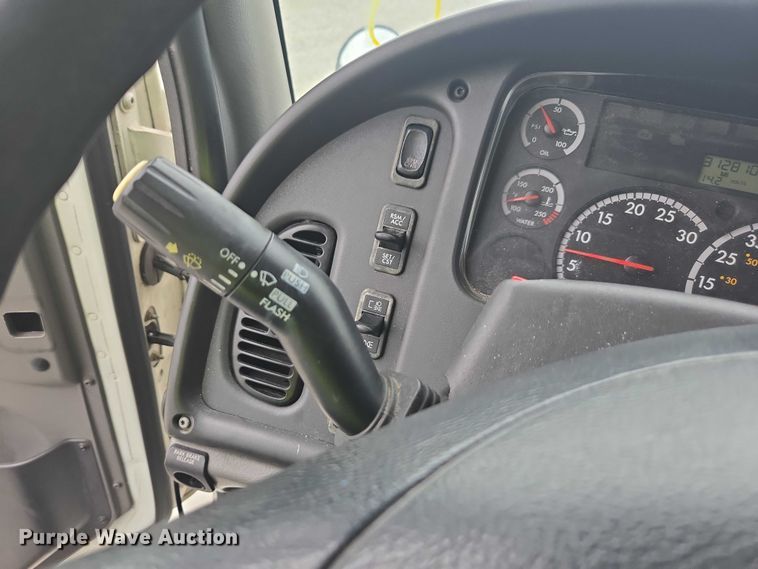 image for item YA1096 2013 Freightliner Business Class M2 box truck