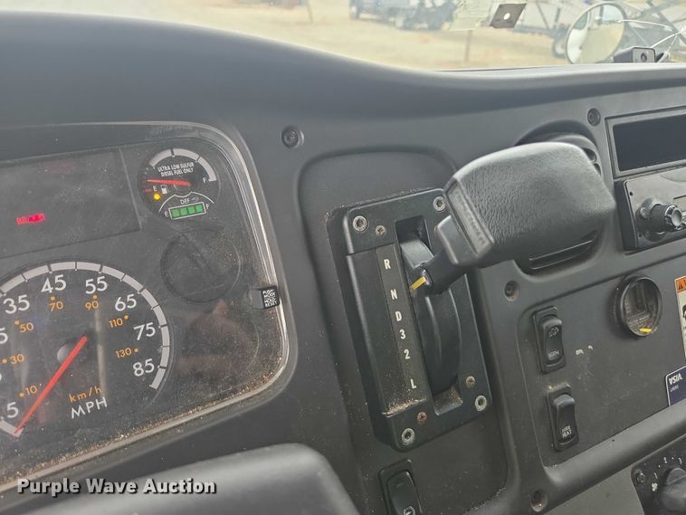 image for item YA1096 2013 Freightliner Business Class M2 box truck