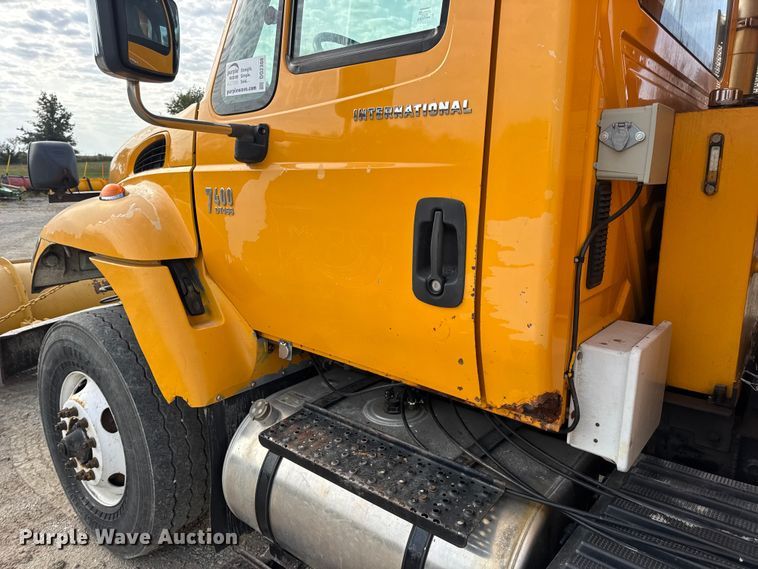 image for item DO2308 2004 International 7400 dump truck