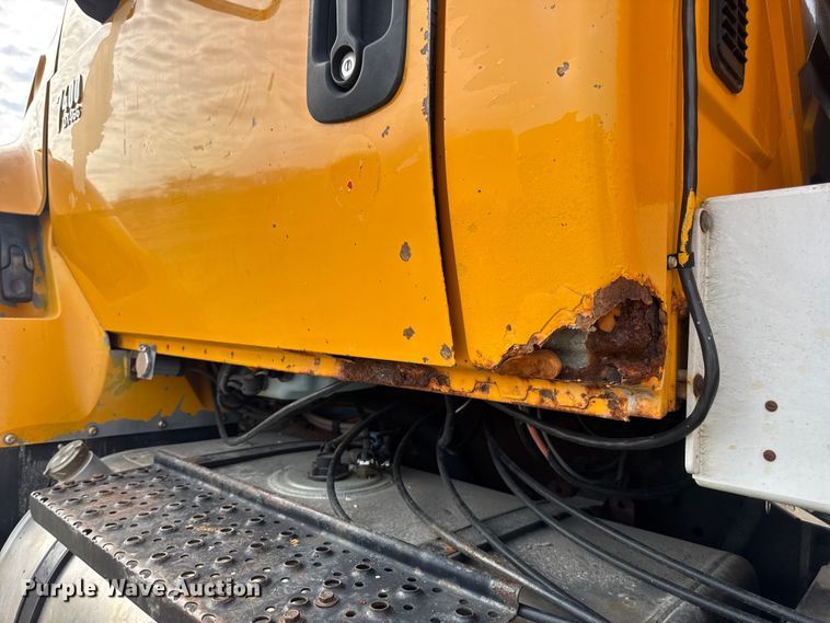 image for item DO2308 2004 International 7400 dump truck