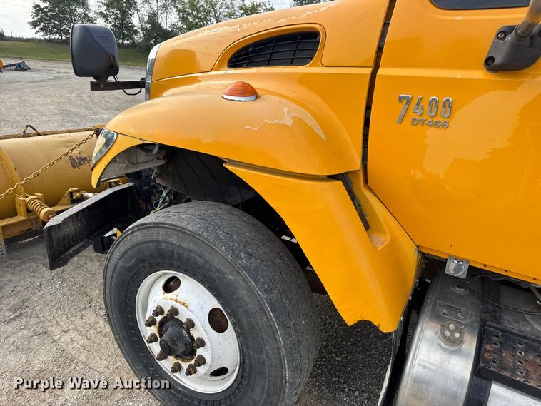 image for item DO2308 2004 International 7400 dump truck