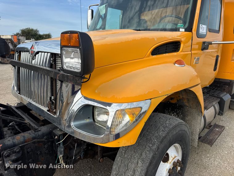 image for item DO2308 2004 International 7400 dump truck