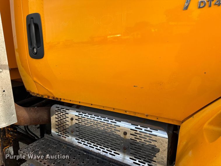 image for item DO2308 2004 International 7400 dump truck