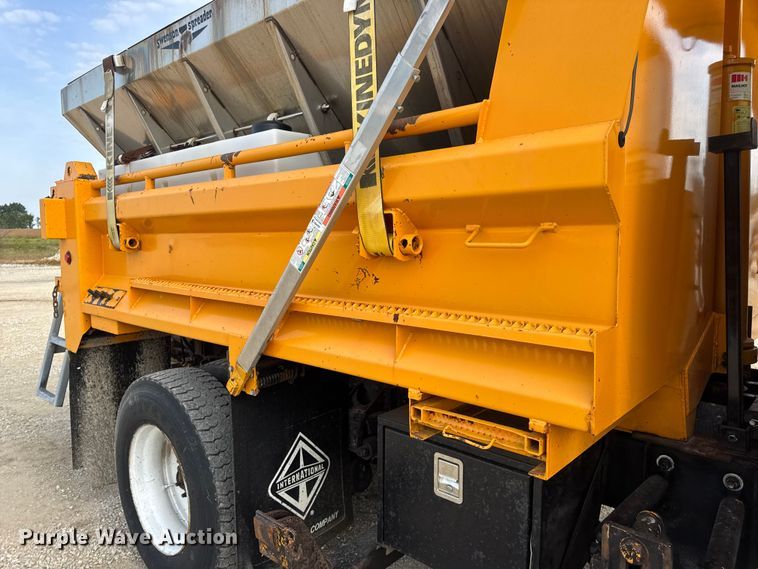 image for item DO2308 2004 International 7400 dump truck