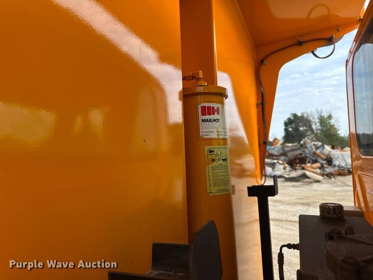 image for item DO2308 2004 International 7400 dump truck