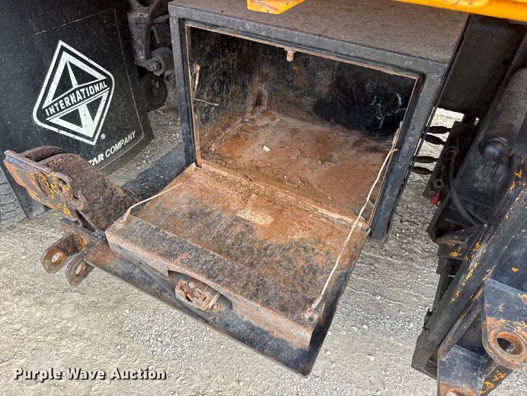 image for item DO2308 2004 International 7400 dump truck