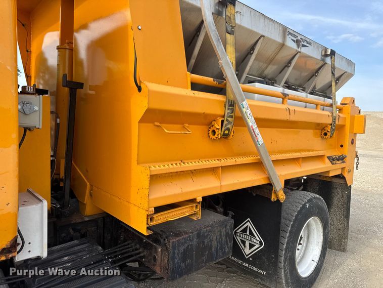 image for item DO2308 2004 International 7400 dump truck