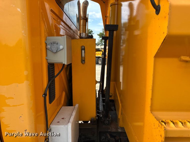 image for item DO2308 2004 International 7400 dump truck