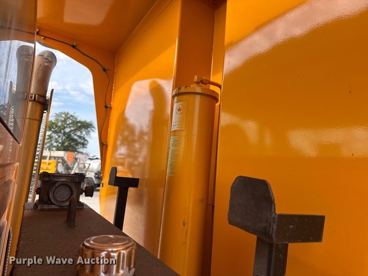 image for item DO2308 2004 International 7400 dump truck