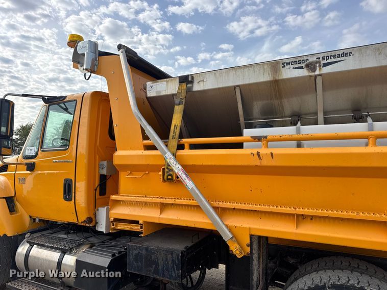 image for item DO2308 2004 International 7400 dump truck