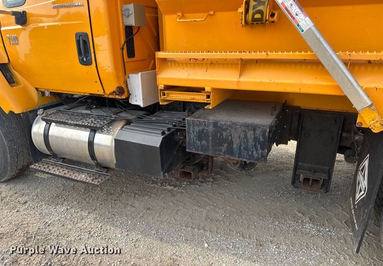 image for item DO2308 2004 International 7400 dump truck