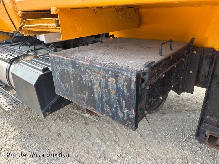 image for item DO2308 2004 International 7400 dump truck