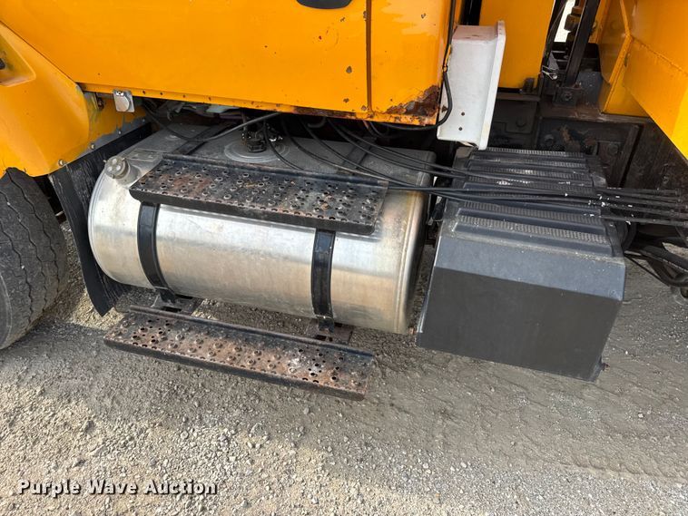 image for item DO2308 2004 International 7400 dump truck