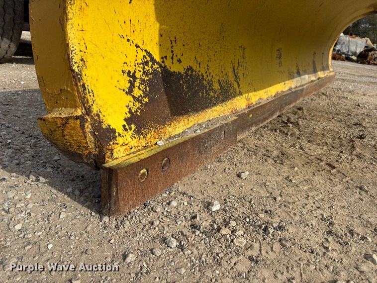 image for item DO2308 2004 International 7400 dump truck