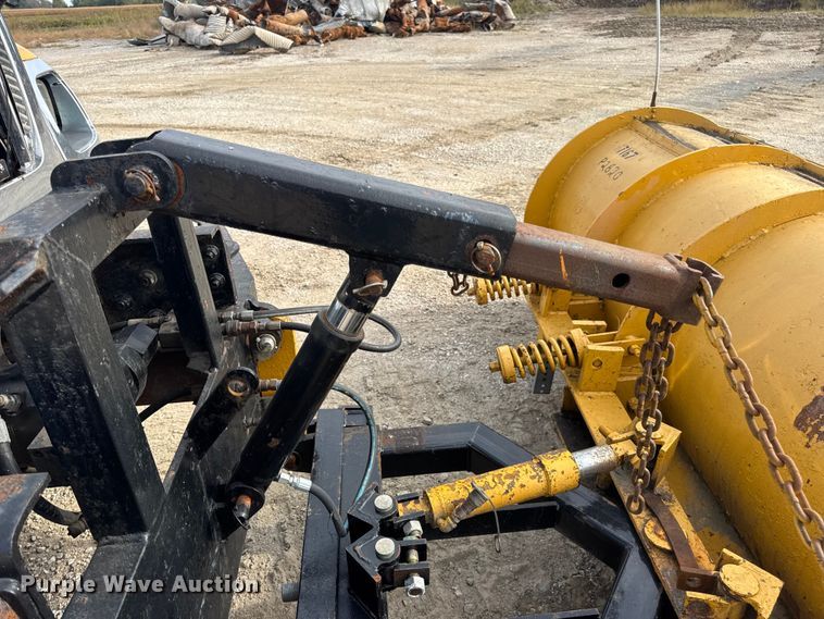 image for item DO2308 2004 International 7400 dump truck