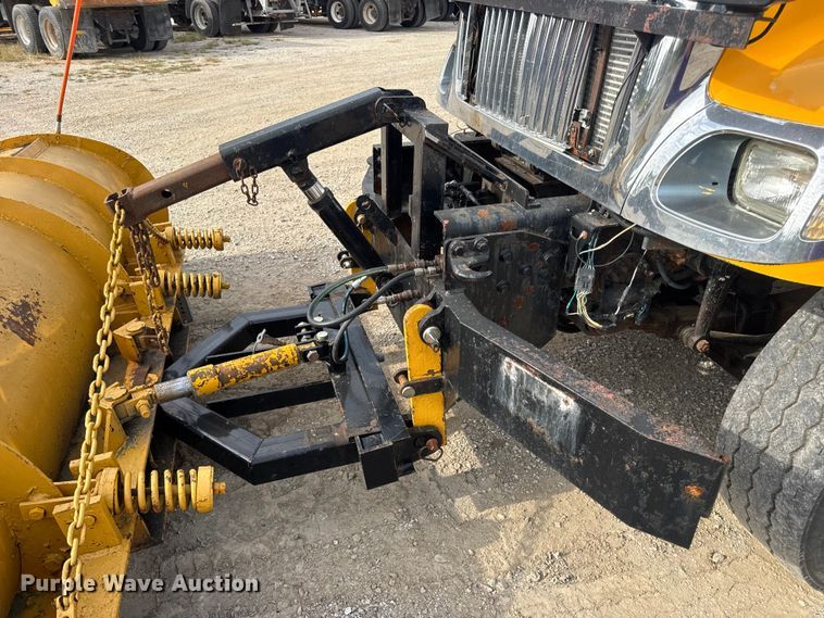 image for item DO2308 2004 International 7400 dump truck