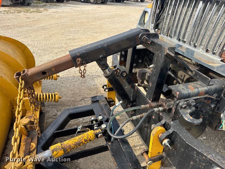 image for item DO2308 2004 International 7400 dump truck