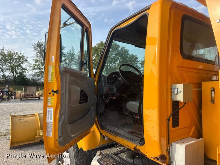 image for item DO2308 2004 International 7400 dump truck