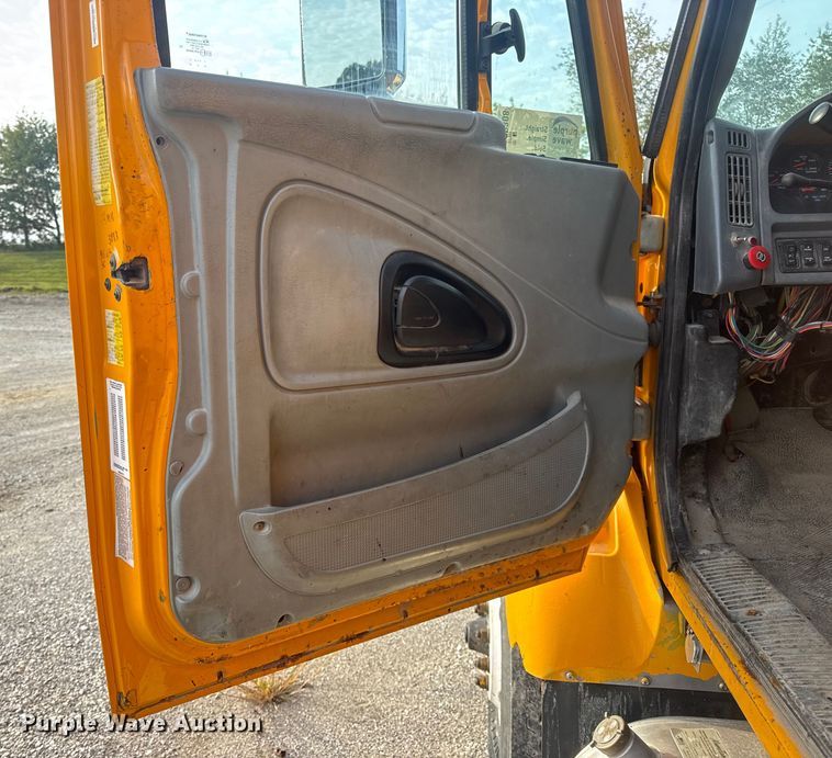 image for item DO2308 2004 International 7400 dump truck