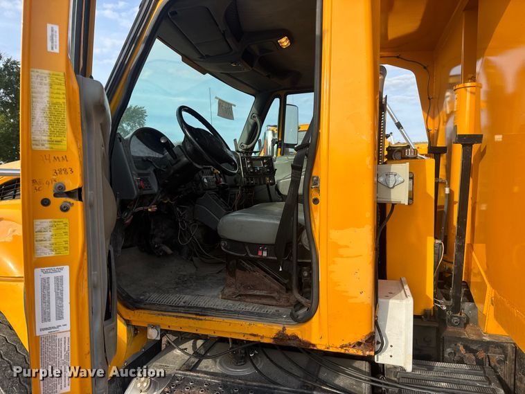 image for item DO2308 2004 International 7400 dump truck