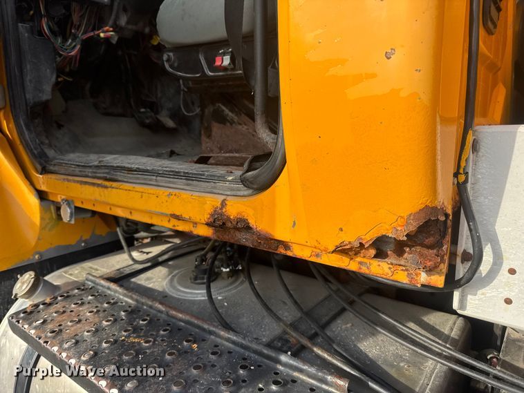 image for item DO2308 2004 International 7400 dump truck