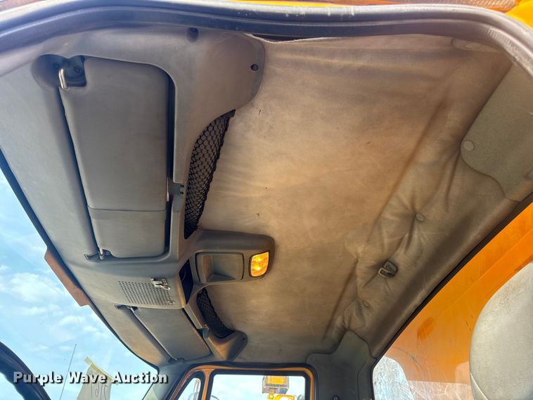 image for item DO2308 2004 International 7400 dump truck