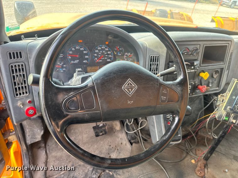 image for item DO2308 2004 International 7400 dump truck