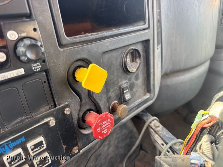 image for item DO2308 2004 International 7400 dump truck