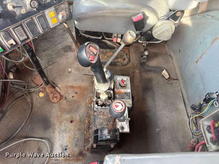 image for item DO2308 2004 International 7400 dump truck