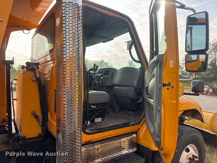 image for item DO2308 2004 International 7400 dump truck