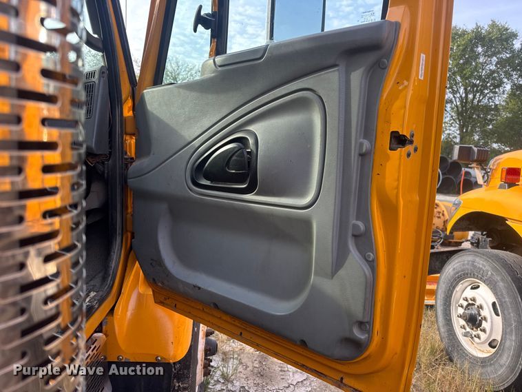 image for item DO2308 2004 International 7400 dump truck