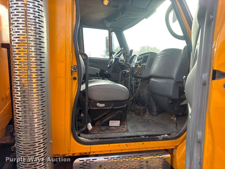 image for item DO2308 2004 International 7400 dump truck