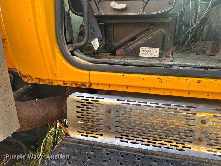 image for item DO2308 2004 International 7400 dump truck