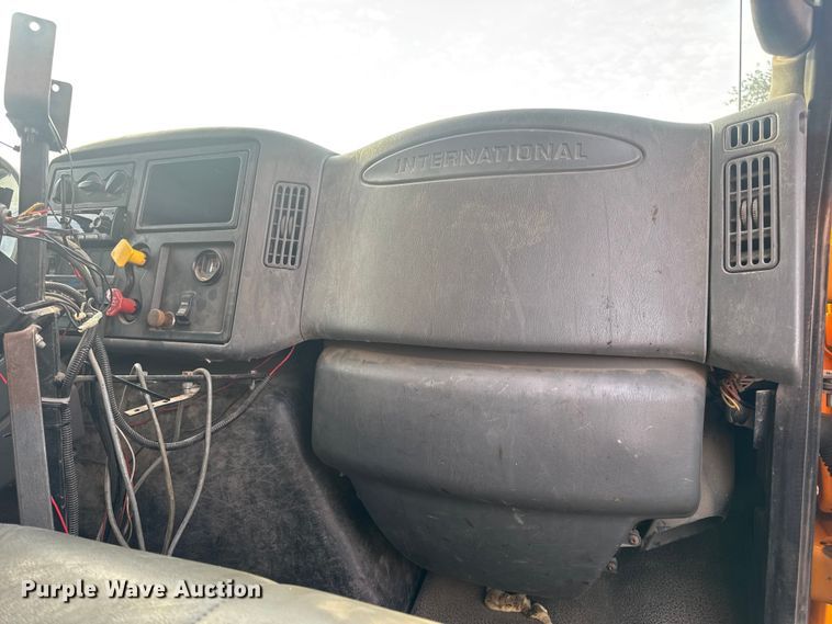 image for item DO2308 2004 International 7400 dump truck