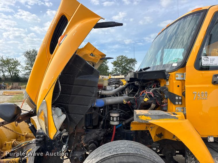 image for item DO2308 2004 International 7400 dump truck