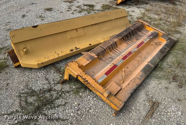 image for item DO2308 2004 International 7400 dump truck