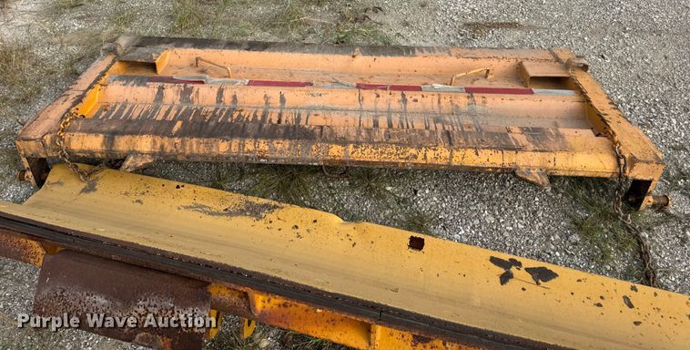 image for item DO2308 2004 International 7400 dump truck