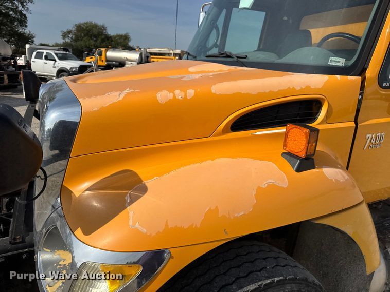 image for item DO2310 2006 International 7400 dump truck