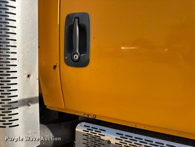 image for item DO2310 2006 International 7400 dump truck