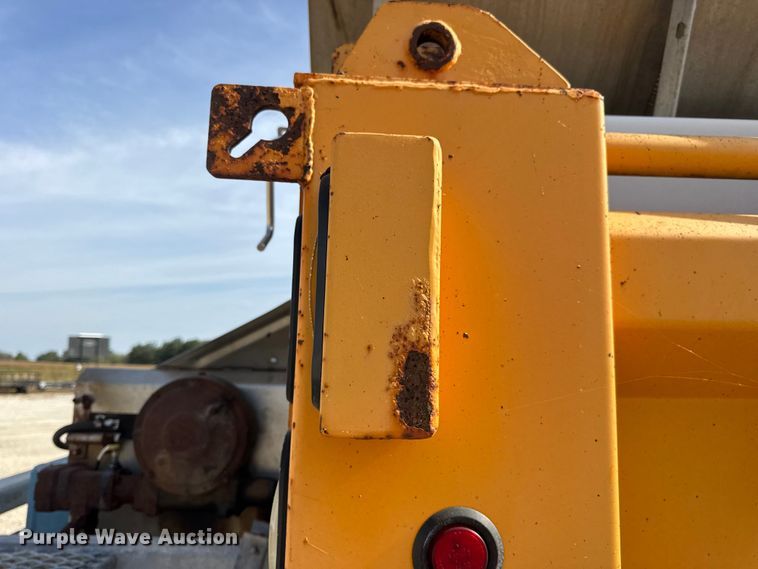 image for item DO2310 2006 International 7400 dump truck