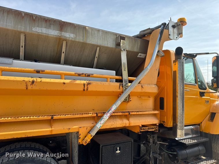 image for item DO2310 2006 International 7400 dump truck