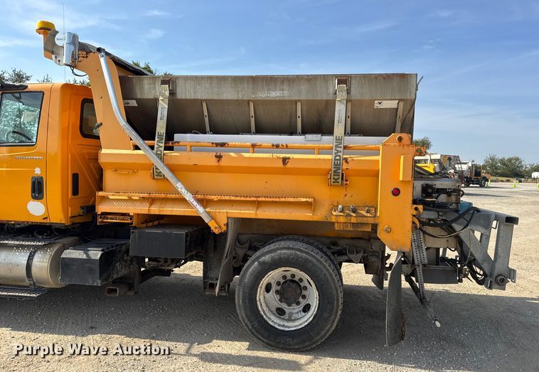 image for item DO2310 2006 International 7400 dump truck