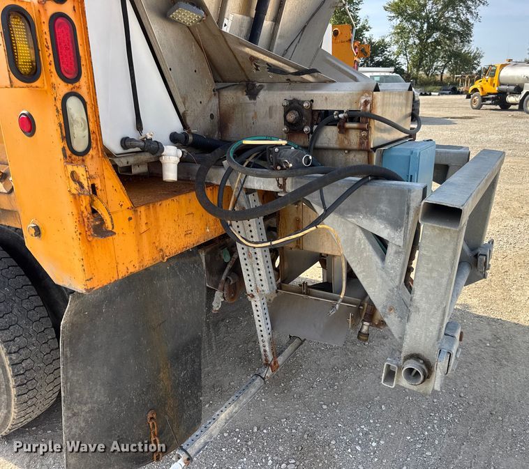 image for item DO2310 2006 International 7400 dump truck